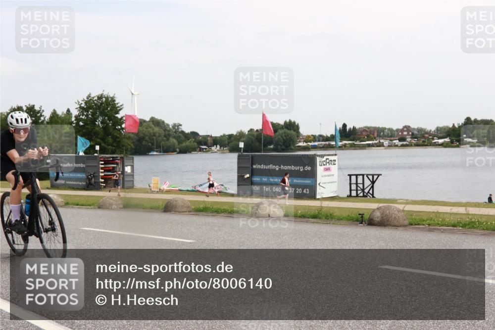 21.06.2025 - 27. Vierlanden-Triathlon H.Heesch http://msf.ph/oto/8006140 15.06.2025 11:56:25 Radfahren 830, 944 meine-sportfotos.de