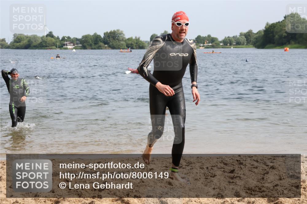 15.06.2025 - 27. Vierlanden-Triathlon Lena Gebhardt http://msf.ph/oto/8006149 15.06.2025 10:04:10 Schwimmen 411, 416, 453, 464 meine-sportfotos.de