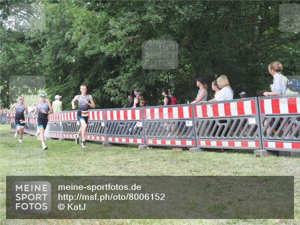 21.06.2025 - 27. Vierlanden-Triathlon KatJ http://msf.ph/oto/8006152 15.06.2025 12:59:24 Ziel 851, 1024, 1025, 1026, 1027 meine-sportfotos.de