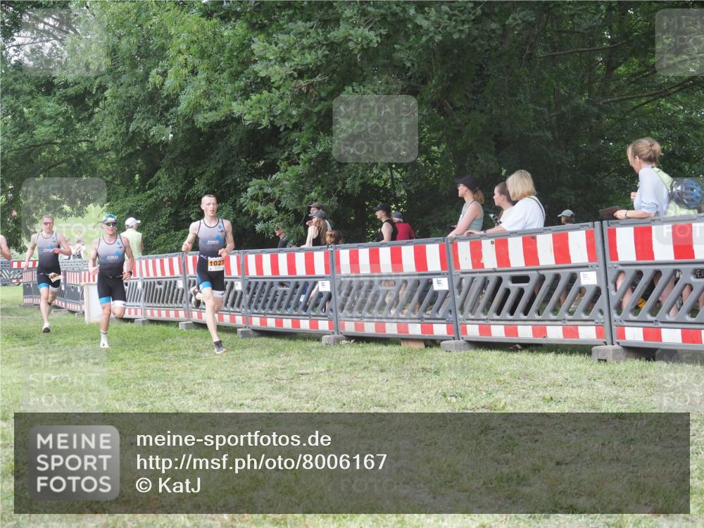 21.06.2025 - 27. Vierlanden-Triathlon KatJ http://msf.ph/oto/8006167 15.06.2025 12:59:24 Ziel 851, 1024, 1025, 1026, 1027 meine-sportfotos.de