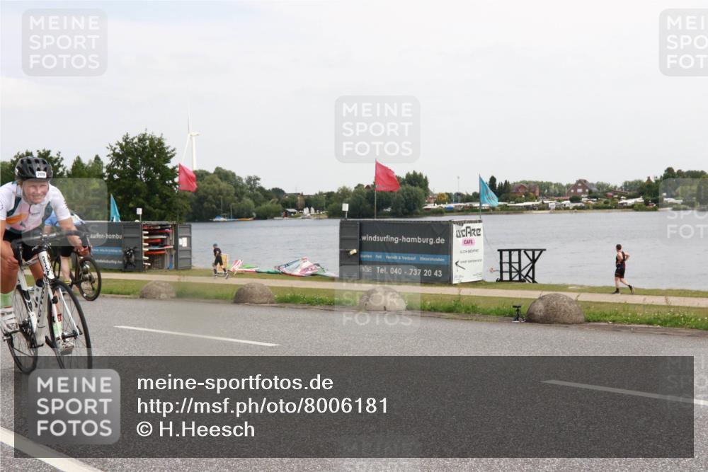 21.06.2025 - 27. Vierlanden-Triathlon H.Heesch http://msf.ph/oto/8006181 15.06.2025 11:56:57 Radfahren 209, 729, 766 meine-sportfotos.de