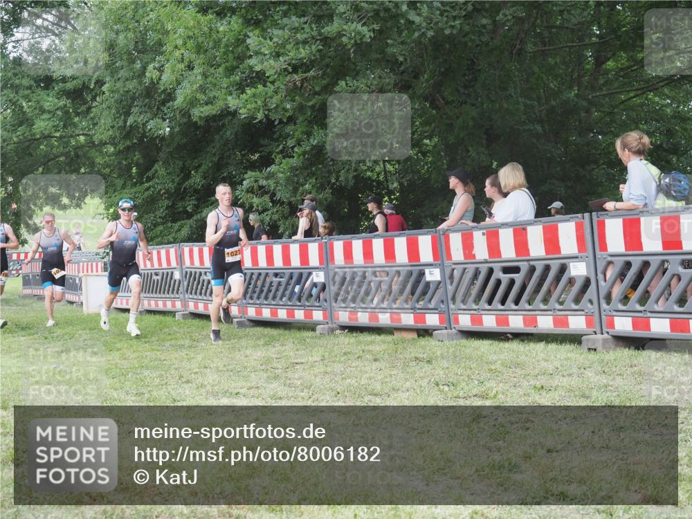 21.06.2025 - 27. Vierlanden-Triathlon KatJ http://msf.ph/oto/8006182 15.06.2025 12:59:24 Ziel 851, 1024, 1025, 1026, 1027 meine-sportfotos.de