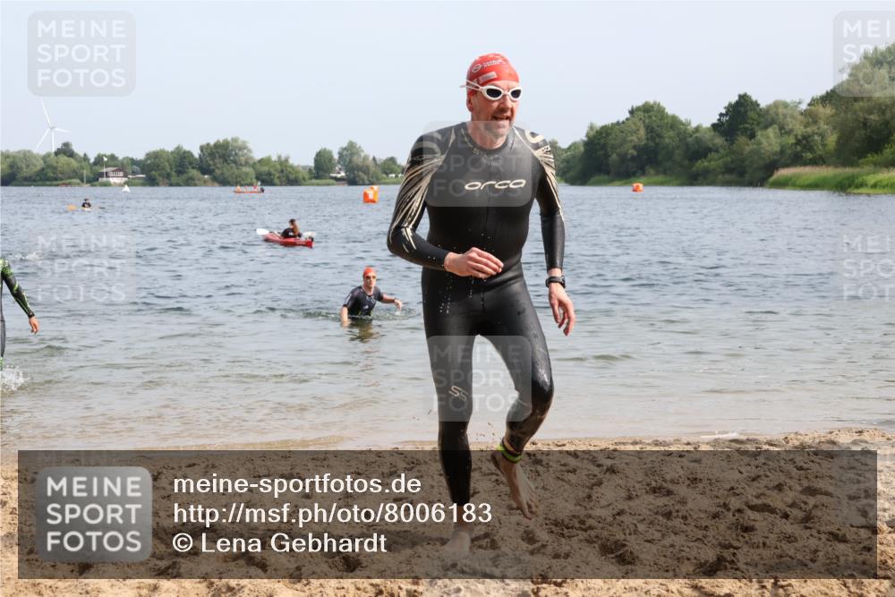 15.06.2025 - 27. Vierlanden-Triathlon Lena Gebhardt http://msf.ph/oto/8006183 15.06.2025 10:04:11 Schwimmen 411, 416, 453, 464 meine-sportfotos.de
