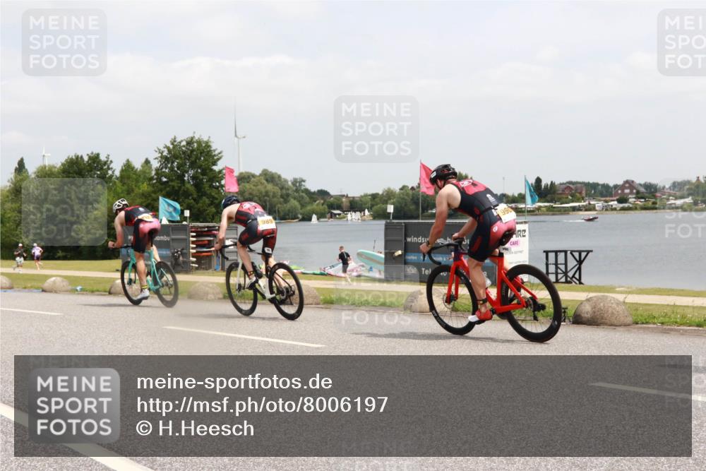 21.06.2025 - 27. Vierlanden-Triathlon H.Heesch http://msf.ph/oto/8006197 15.06.2025 12:05:28 Radfahren 931, 957, 969 meine-sportfotos.de