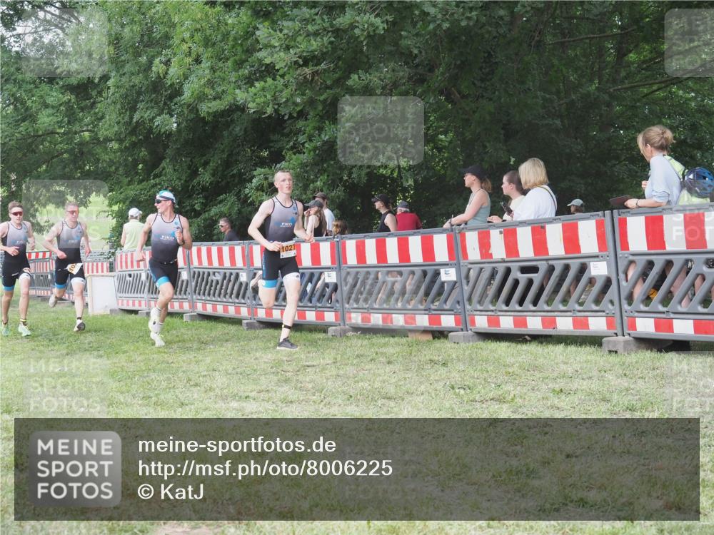 21.06.2025 - 27. Vierlanden-Triathlon KatJ http://msf.ph/oto/8006225 15.06.2025 12:59:25 Ziel 851, 1024, 1025, 1026, 1027 meine-sportfotos.de