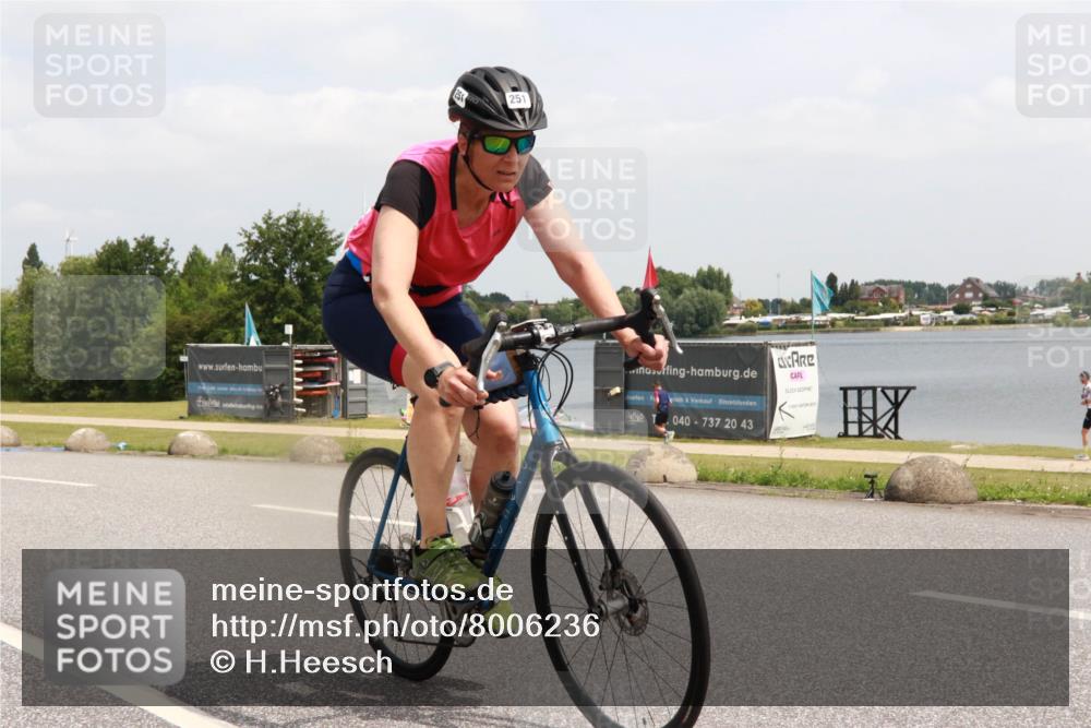 21.06.2025 - 27. Vierlanden-Triathlon H.Heesch http://msf.ph/oto/8006236 15.06.2025 12:05:43 Radfahren 251, 891, 940 meine-sportfotos.de