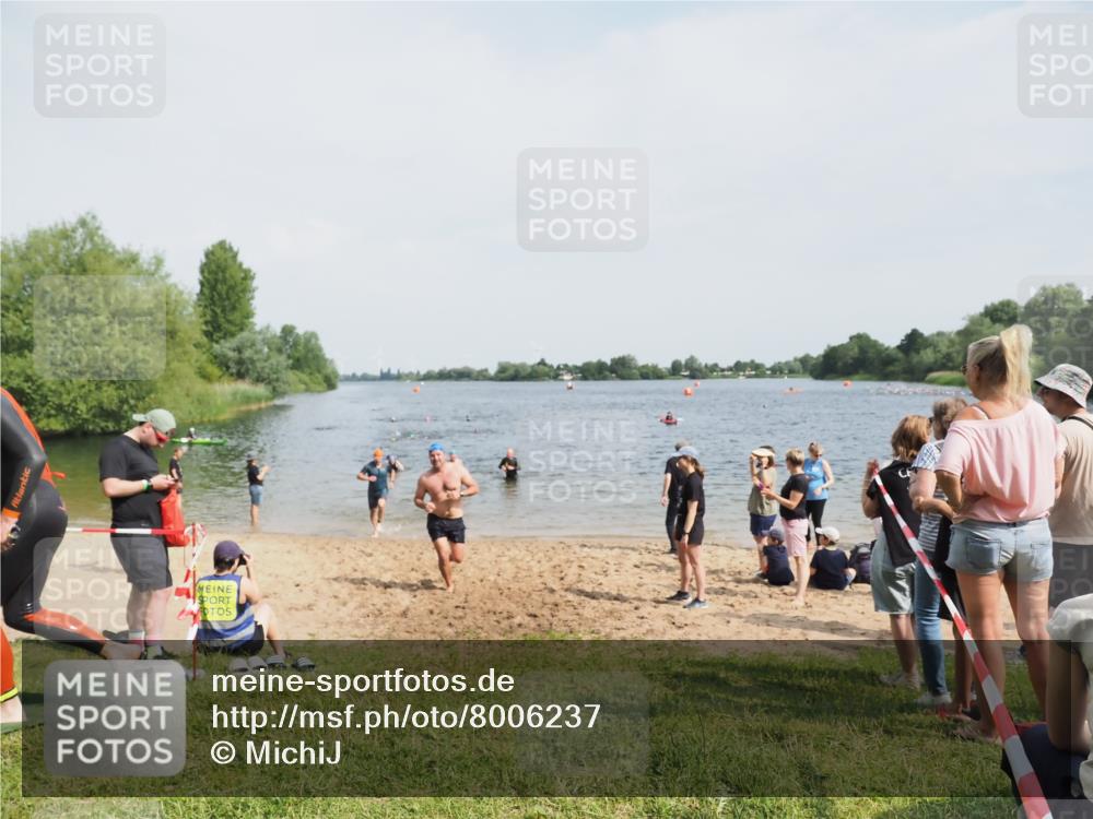 21.06.2025 - 27. Vierlanden-Triathlon MichiJ http://msf.ph/oto/8006237 15.06.2026 10:07:23 Schwimmen 374, 383, 414, 431, 459 meine-sportfotos.de