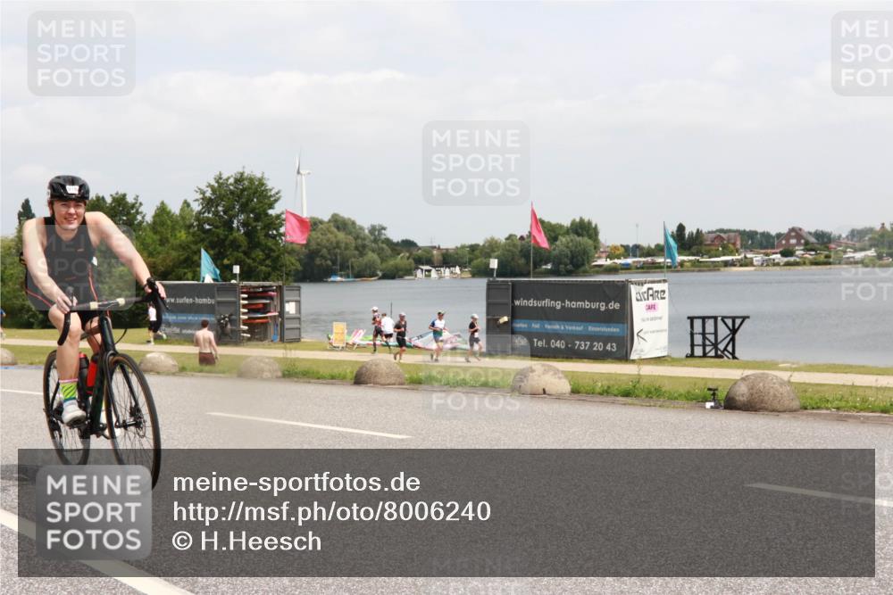 21.06.2025 - 27. Vierlanden-Triathlon H.Heesch http://msf.ph/oto/8006240 15.06.2025 12:05:54 Radfahren 945 meine-sportfotos.de