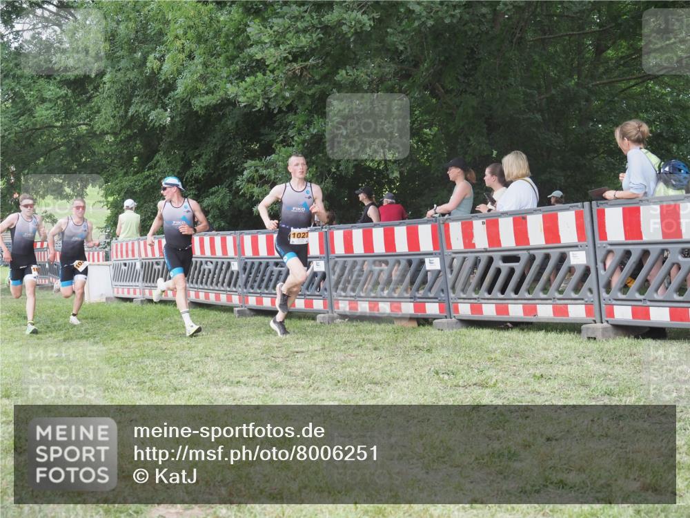 21.06.2025 - 27. Vierlanden-Triathlon KatJ http://msf.ph/oto/8006251 15.06.2025 12:59:25 Ziel 851, 1024, 1025, 1026, 1027 meine-sportfotos.de