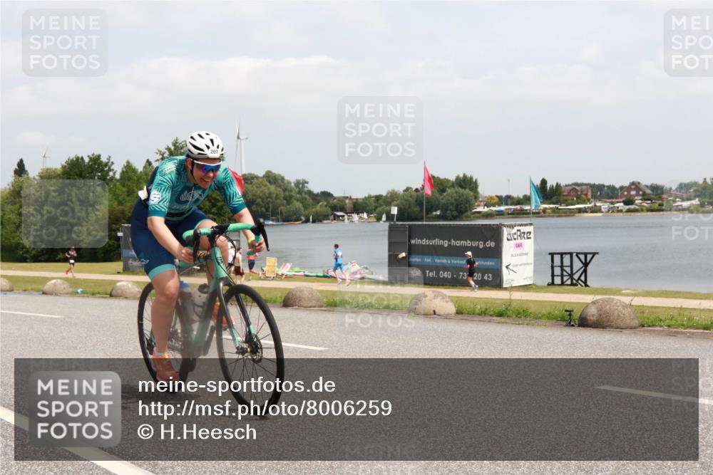 21.06.2025 - 27. Vierlanden-Triathlon H.Heesch http://msf.ph/oto/8006259 15.06.2025 12:06:05 Radfahren 207 meine-sportfotos.de