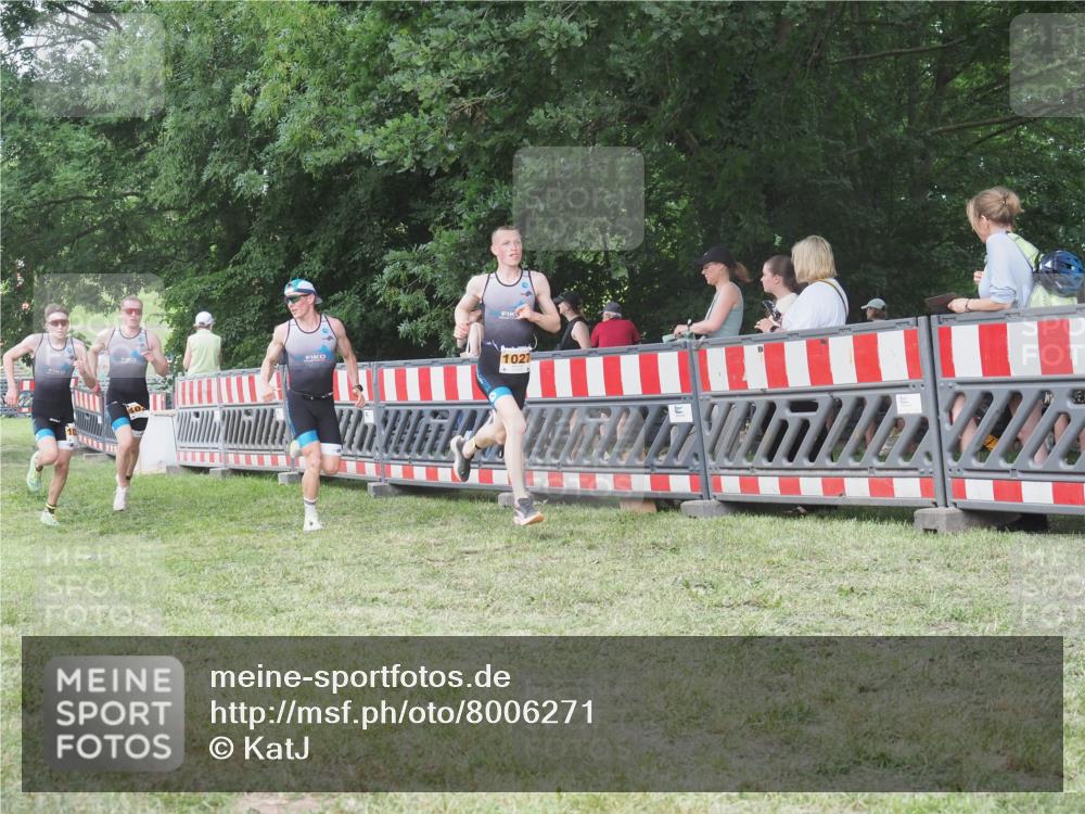 21.06.2025 - 27. Vierlanden-Triathlon KatJ http://msf.ph/oto/8006271 15.06.2025 12:59:25 Ziel 851, 1024, 1025, 1026, 1027 meine-sportfotos.de