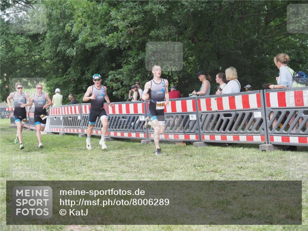 21.06.2025 - 27. Vierlanden-Triathlon KatJ http://msf.ph/oto/8006289 15.06.2025 12:59:25 Ziel 851, 1024, 1025, 1026, 1027 meine-sportfotos.de
