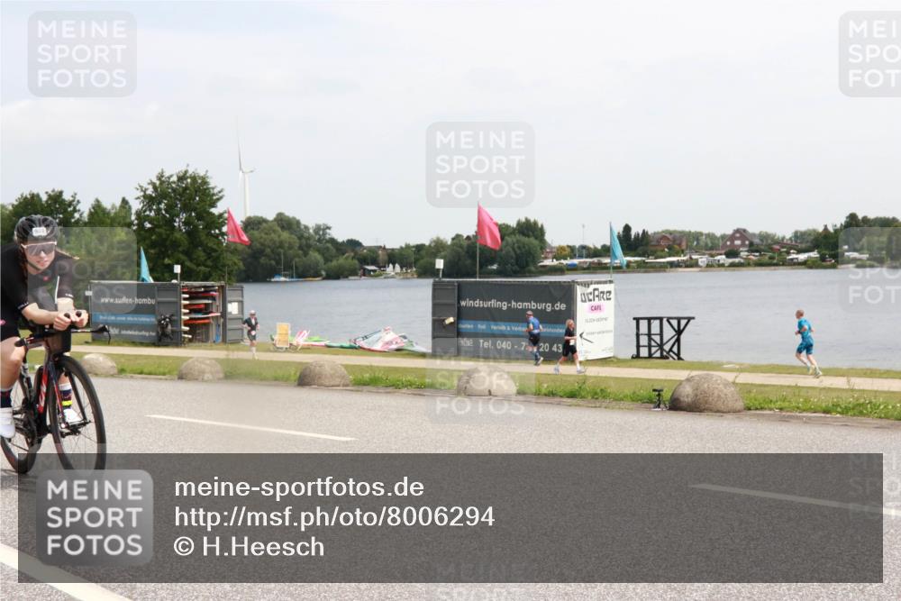 21.06.2025 - 27. Vierlanden-Triathlon H.Heesch http://msf.ph/oto/8006294 15.06.2025 11:57:45 Radfahren 655, 792, 804, 858, 904, 954, 958 meine-sportfotos.de