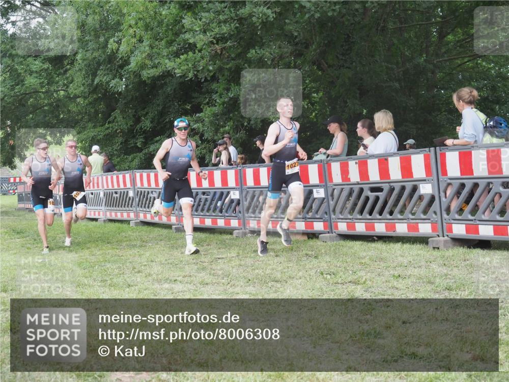21.06.2025 - 27. Vierlanden-Triathlon KatJ http://msf.ph/oto/8006308 15.06.2025 12:59:25 Ziel 851, 1024, 1025, 1026, 1027 meine-sportfotos.de