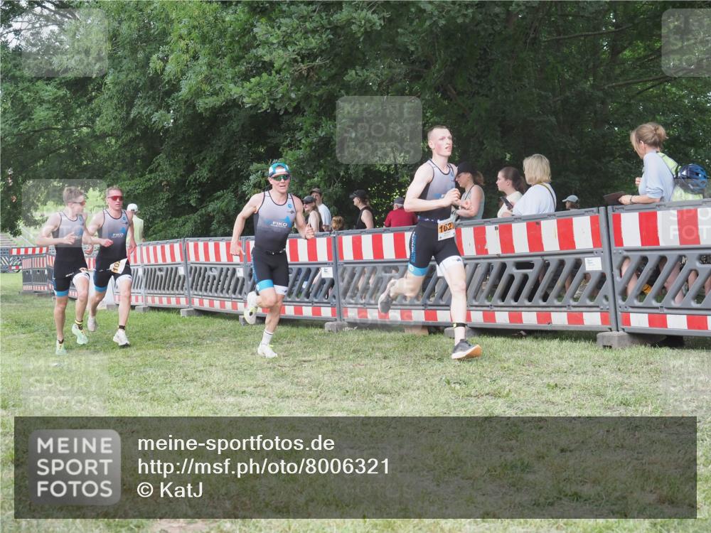 21.06.2025 - 27. Vierlanden-Triathlon KatJ http://msf.ph/oto/8006321 15.06.2025 12:59:25 Ziel 851, 1024, 1025, 1026, 1027 meine-sportfotos.de