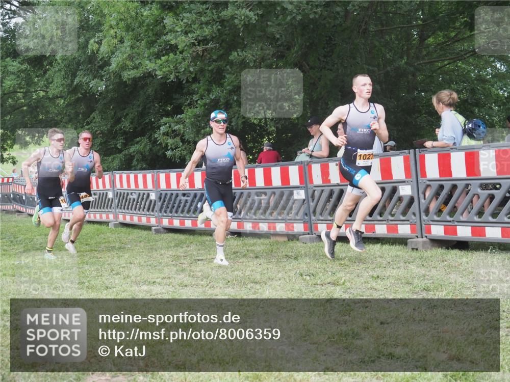 21.06.2025 - 27. Vierlanden-Triathlon KatJ http://msf.ph/oto/8006359 15.06.2025 12:59:26 Ziel 851, 1024, 1025, 1026, 1027 meine-sportfotos.de