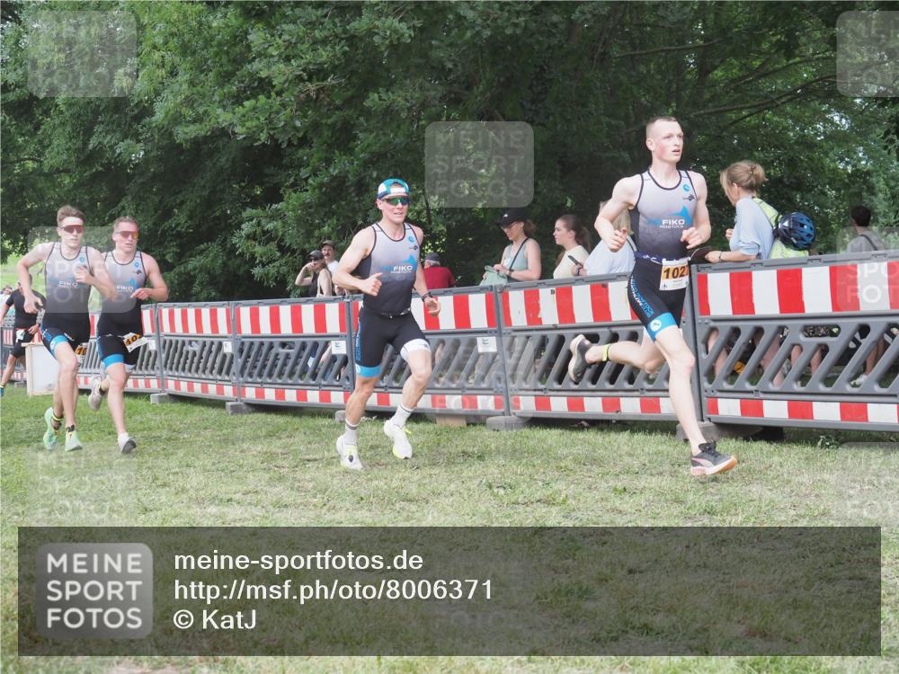 21.06.2025 - 27. Vierlanden-Triathlon KatJ http://msf.ph/oto/8006371 15.06.2025 12:59:26 Ziel 851, 1024, 1025, 1026, 1027 meine-sportfotos.de
