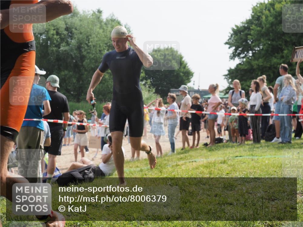 15.06.2025 - 27. Vierlanden-Triathlon KatJ http://msf.ph/oto/8006379 15.06.2025 10:05:30 Schwimmen 393, 402, 409, 456 meine-sportfotos.de