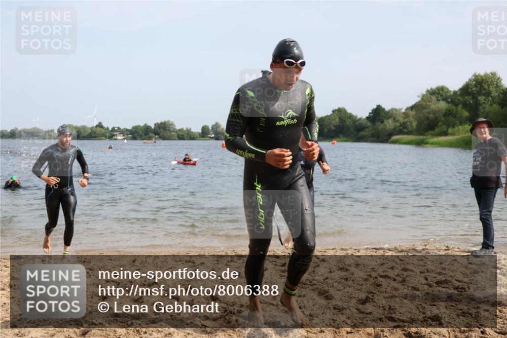 15.06.2025 - 27. Vierlanden-Triathlon Lena Gebhardt http://msf.ph/oto/8006388 15.06.2025 10:04:17 Schwimmen 411, 416, 426, 453, 464 meine-sportfotos.de