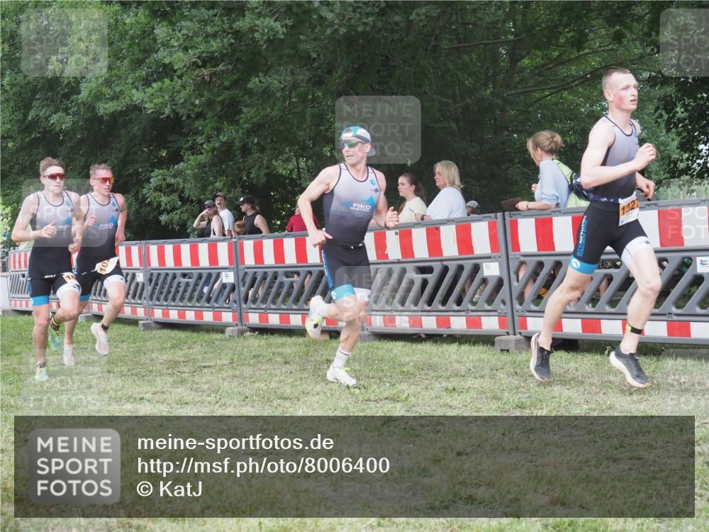 21.06.2025 - 27. Vierlanden-Triathlon KatJ http://msf.ph/oto/8006400 15.06.2025 12:59:26 Ziel 851, 1024, 1025, 1026, 1027 meine-sportfotos.de