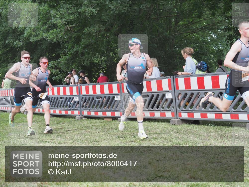 21.06.2025 - 27. Vierlanden-Triathlon KatJ http://msf.ph/oto/8006417 15.06.2025 12:59:26 Ziel 851, 1024, 1025, 1026, 1027 meine-sportfotos.de