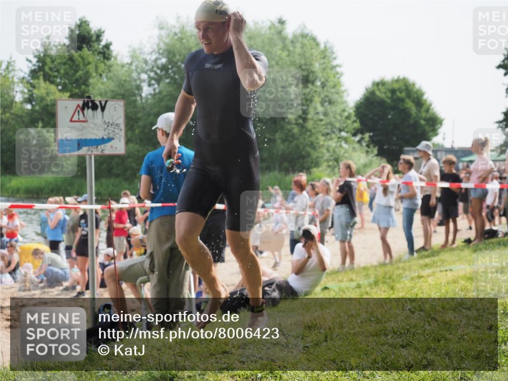 15.06.2025 - 27. Vierlanden-Triathlon KatJ http://msf.ph/oto/8006423 15.06.2025 10:05:31 Schwimmen 378, 393, 402, 409, 456 meine-sportfotos.de