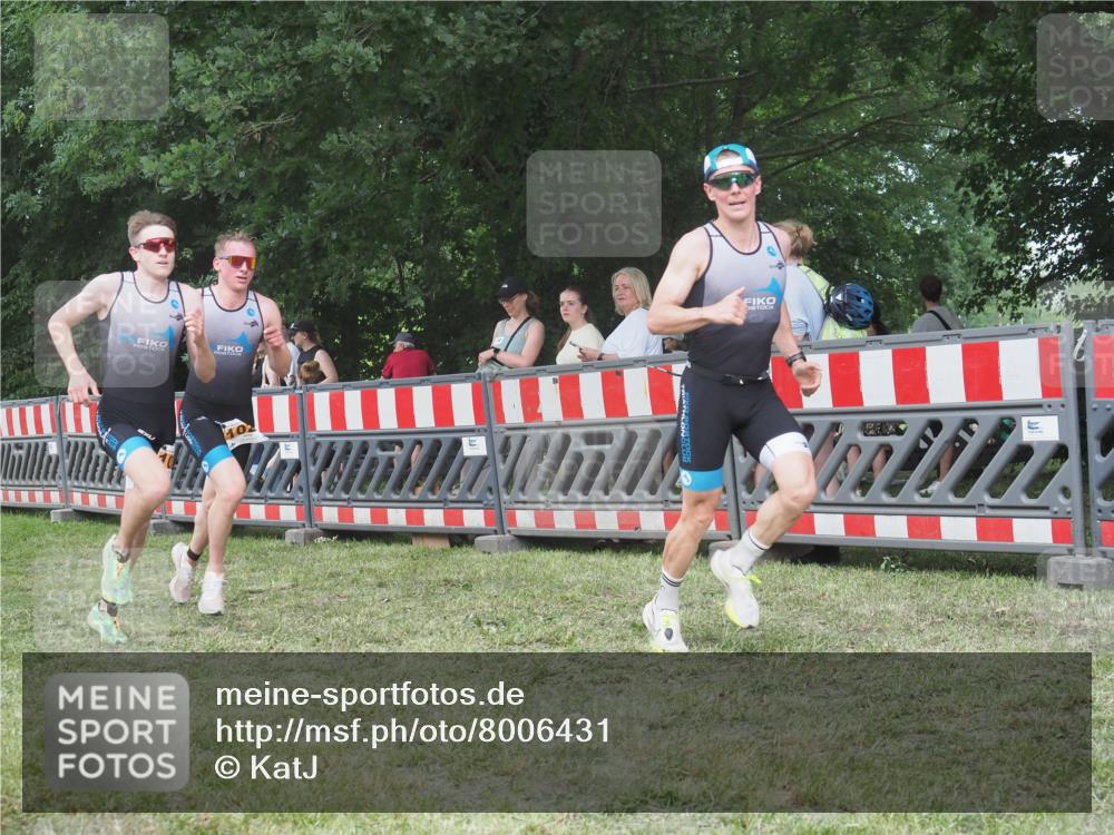 21.06.2025 - 27. Vierlanden-Triathlon KatJ http://msf.ph/oto/8006431 15.06.2025 12:59:26 Ziel 851, 1024, 1025, 1026, 1027 meine-sportfotos.de