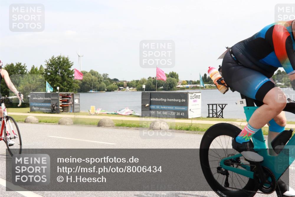 21.06.2025 - 27. Vierlanden-Triathlon H.Heesch http://msf.ph/oto/8006434 15.06.2025 11:58:42 Radfahren 213, 927 meine-sportfotos.de