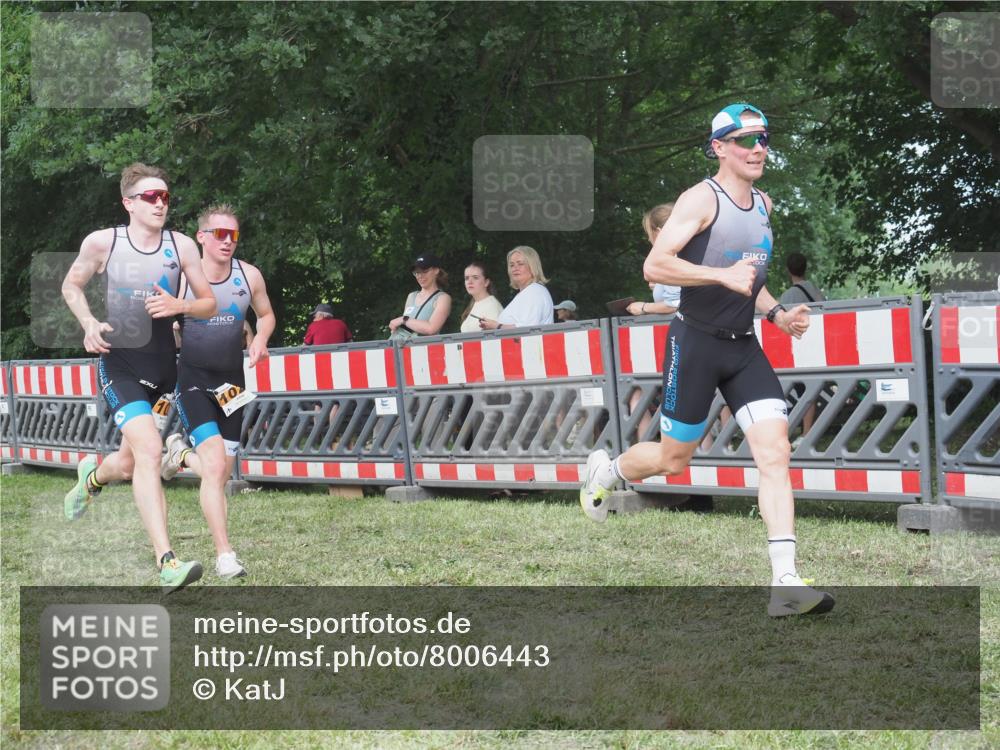21.06.2025 - 27. Vierlanden-Triathlon KatJ http://msf.ph/oto/8006443 15.06.2025 12:59:26 Ziel 851, 1024, 1025, 1026, 1027 meine-sportfotos.de