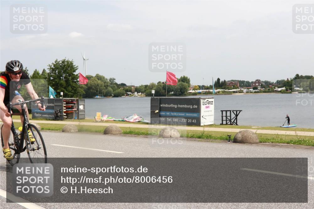 21.06.2025 - 27. Vierlanden-Triathlon H.Heesch http://msf.ph/oto/8006456 15.06.2025 11:58:44 Radfahren 213, 771, 927, 963 meine-sportfotos.de