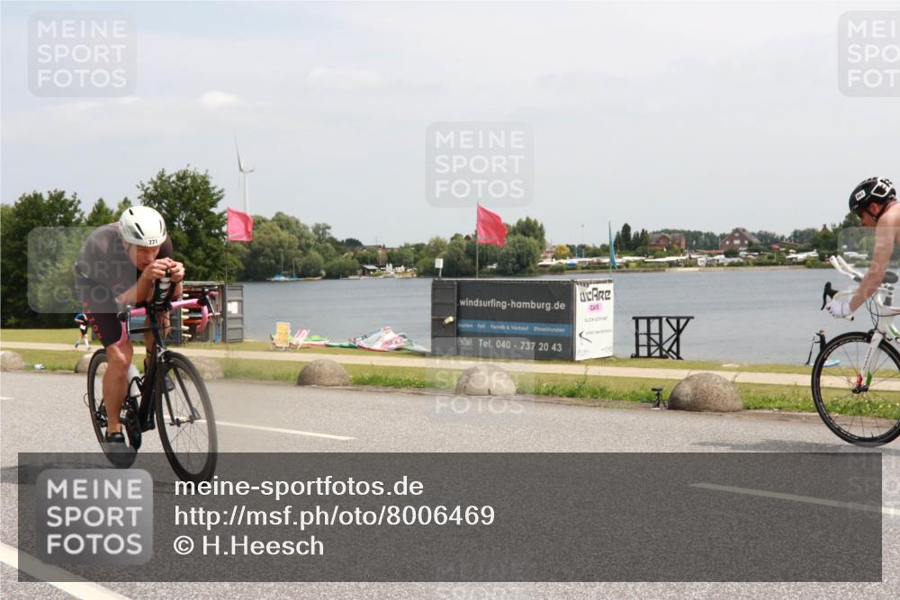 21.06.2025 - 27. Vierlanden-Triathlon H.Heesch http://msf.ph/oto/8006469 15.06.2025 11:58:46 Radfahren 213, 682, 771, 927, 963 meine-sportfotos.de