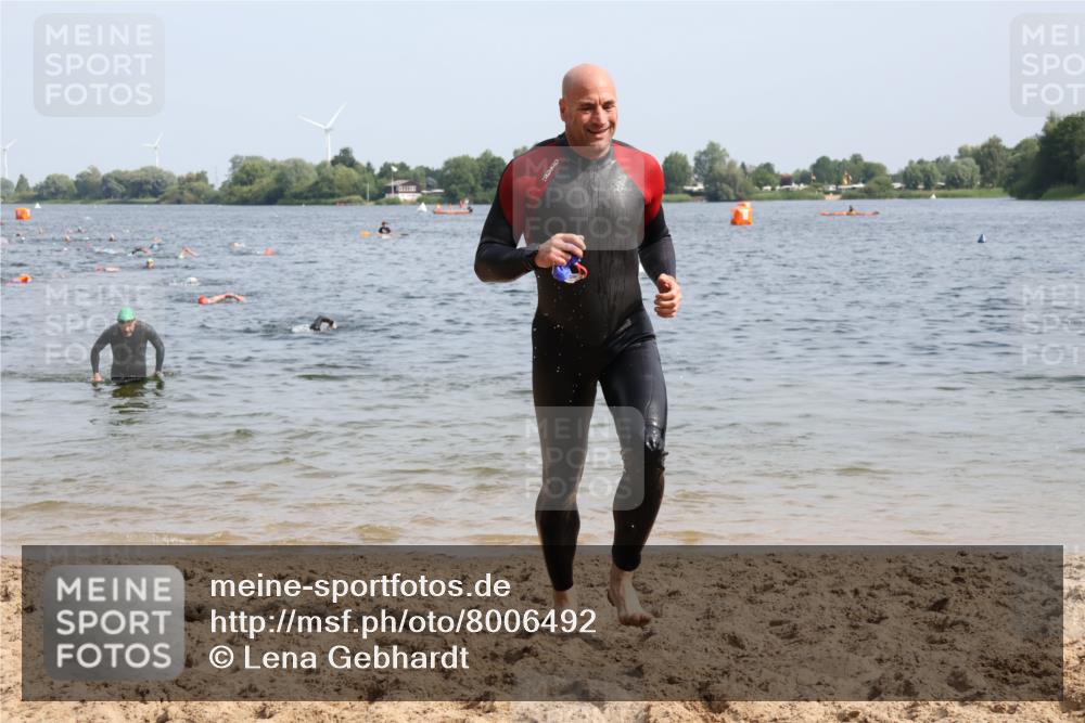 15.06.2025 - 27. Vierlanden-Triathlon Lena Gebhardt http://msf.ph/oto/8006492 15.06.2025 10:04:21 Schwimmen 411, 416, 426, 453, 464 meine-sportfotos.de