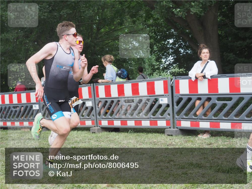 21.06.2025 - 27. Vierlanden-Triathlon KatJ http://msf.ph/oto/8006495 15.06.2025 12:59:27 Ziel 851, 1024, 1025, 1026 meine-sportfotos.de