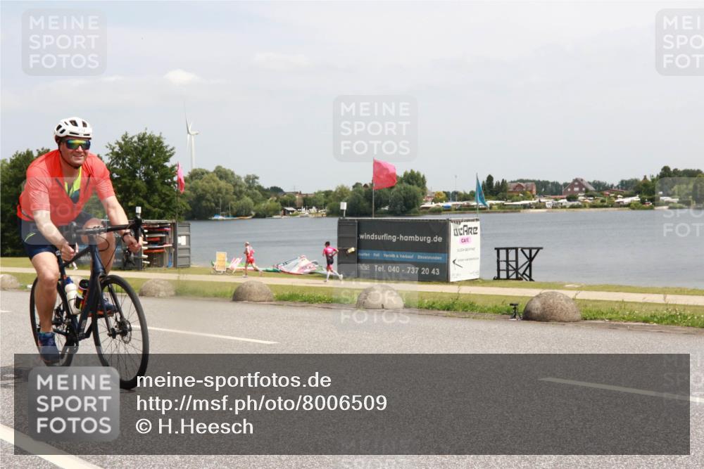 21.06.2025 - 27. Vierlanden-Triathlon H.Heesch http://msf.ph/oto/8006509 15.06.2025 11:58:58 Radfahren 852, 856 meine-sportfotos.de