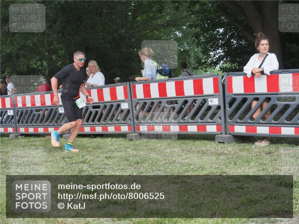 21.06.2025 - 27. Vierlanden-Triathlon KatJ http://msf.ph/oto/8006525 15.06.2025 12:59:30 Ziel 851 meine-sportfotos.de