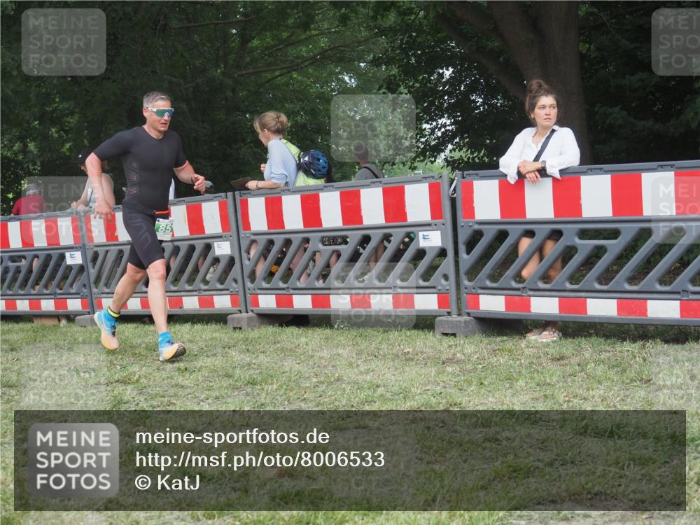 21.06.2025 - 27. Vierlanden-Triathlon KatJ http://msf.ph/oto/8006533 15.06.2025 12:59:30 Ziel 851 meine-sportfotos.de