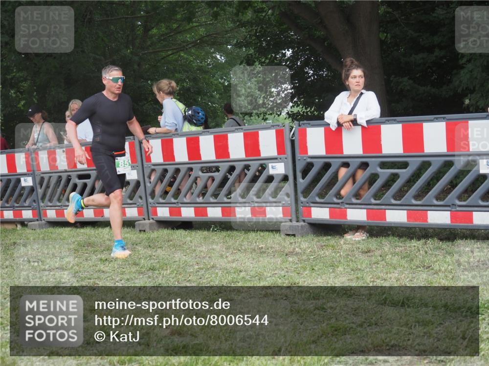 21.06.2025 - 27. Vierlanden-Triathlon KatJ http://msf.ph/oto/8006544 15.06.2025 12:59:30 Ziel 851 meine-sportfotos.de