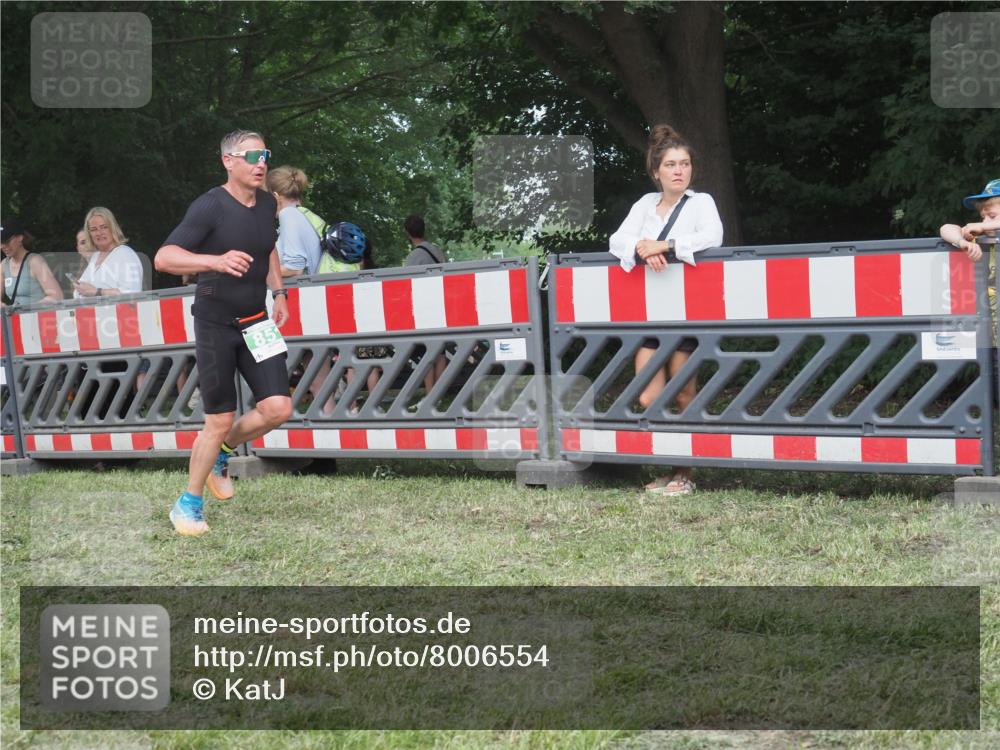 21.06.2025 - 27. Vierlanden-Triathlon KatJ http://msf.ph/oto/8006554 15.06.2025 12:59:31 Ziel 851 meine-sportfotos.de