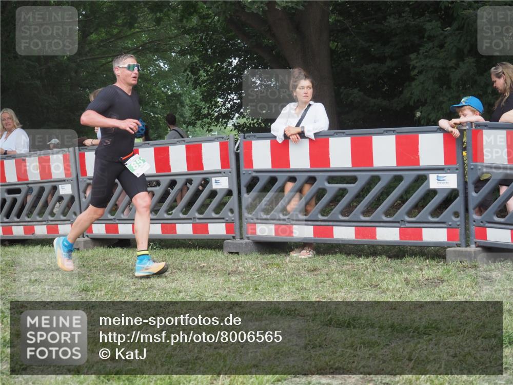 21.06.2025 - 27. Vierlanden-Triathlon KatJ http://msf.ph/oto/8006565 15.06.2025 12:59:31 Ziel 851 meine-sportfotos.de