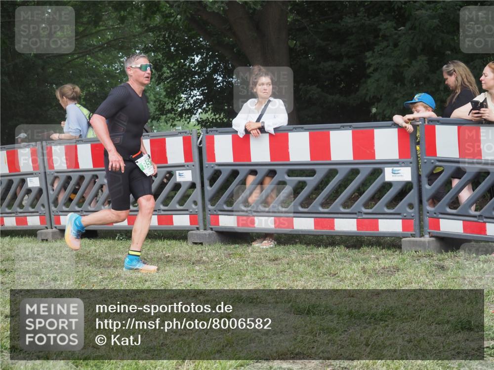 21.06.2025 - 27. Vierlanden-Triathlon KatJ http://msf.ph/oto/8006582 15.06.2025 12:59:31 Ziel 851 meine-sportfotos.de