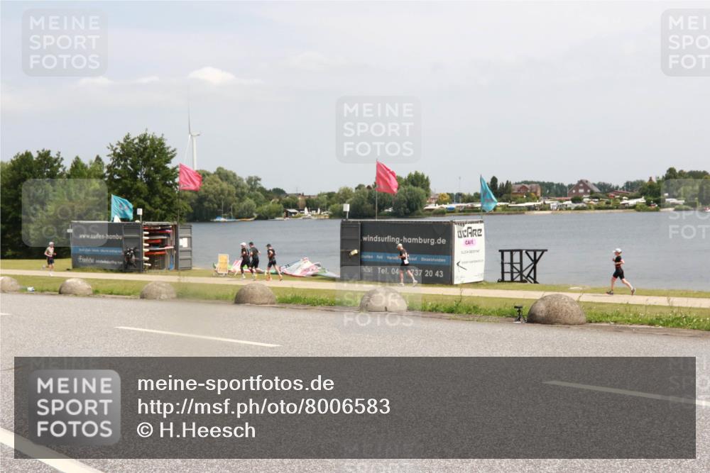 21.06.2025 - 27. Vierlanden-Triathlon H.Heesch http://msf.ph/oto/8006583 15.06.2025 11:59:32 Radfahren 789 meine-sportfotos.de