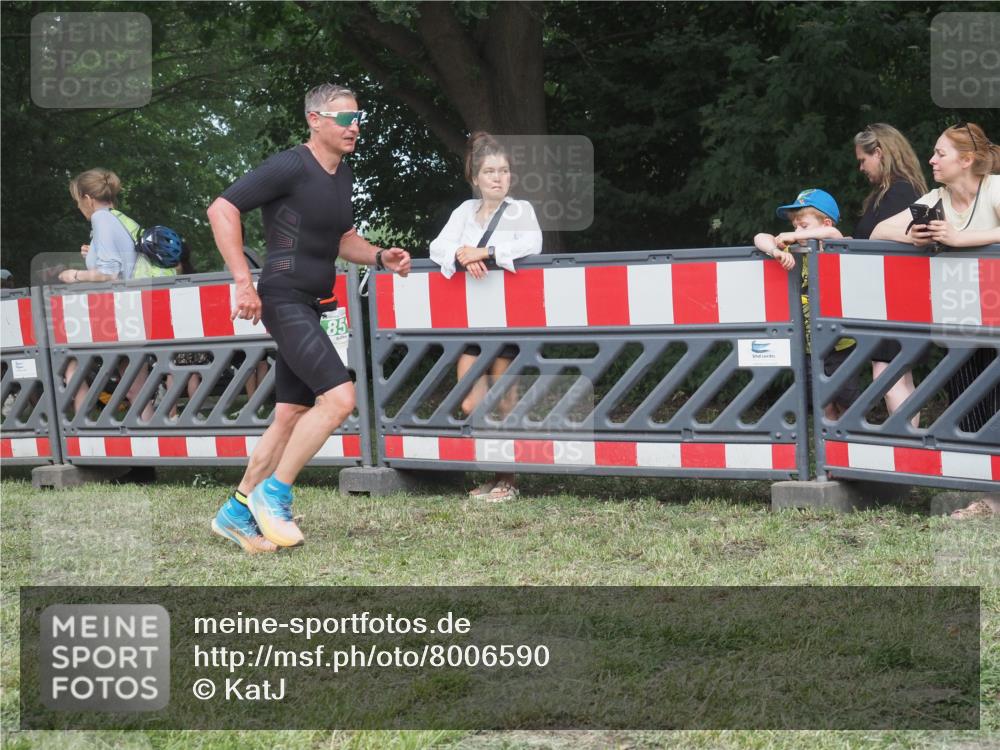 21.06.2025 - 27. Vierlanden-Triathlon KatJ http://msf.ph/oto/8006590 15.06.2025 12:59:31 Ziel 851 meine-sportfotos.de
