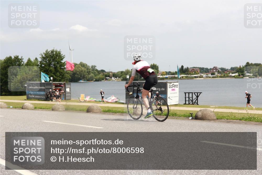 21.06.2025 - 27. Vierlanden-Triathlon H.Heesch http://msf.ph/oto/8006598 15.06.2025 11:59:35 Radfahren 789 meine-sportfotos.de