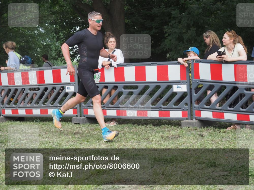 21.06.2025 - 27. Vierlanden-Triathlon KatJ http://msf.ph/oto/8006600 15.06.2025 12:59:31 Ziel 851 meine-sportfotos.de
