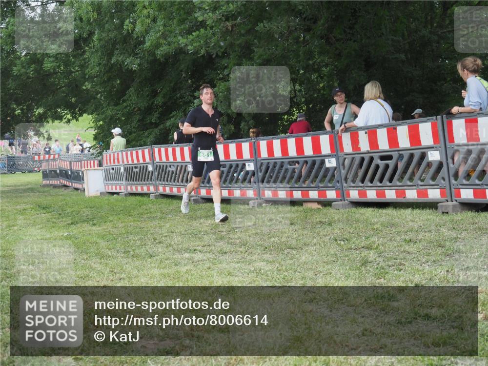 21.06.2025 - 27. Vierlanden-Triathlon KatJ http://msf.ph/oto/8006614 15.06.2025 13:00:03 Ziel 661 meine-sportfotos.de