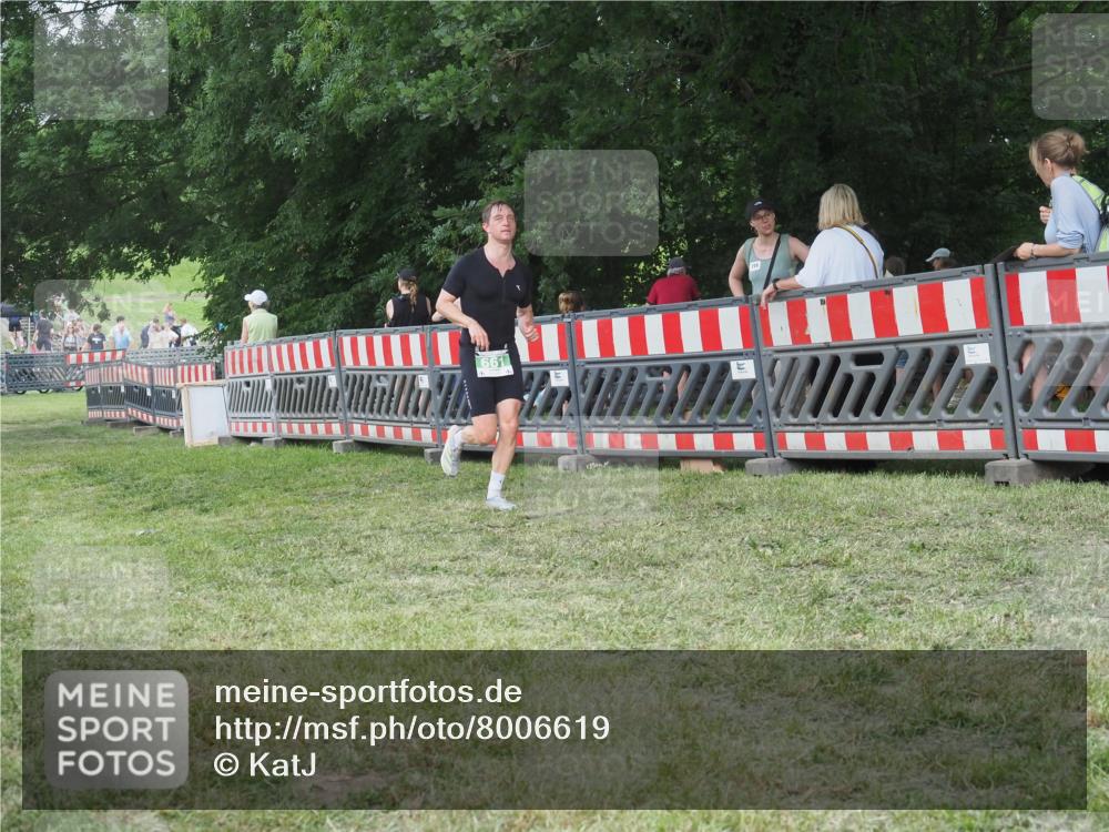 21.06.2025 - 27. Vierlanden-Triathlon KatJ http://msf.ph/oto/8006619 15.06.2025 13:00:03 Ziel 661 meine-sportfotos.de