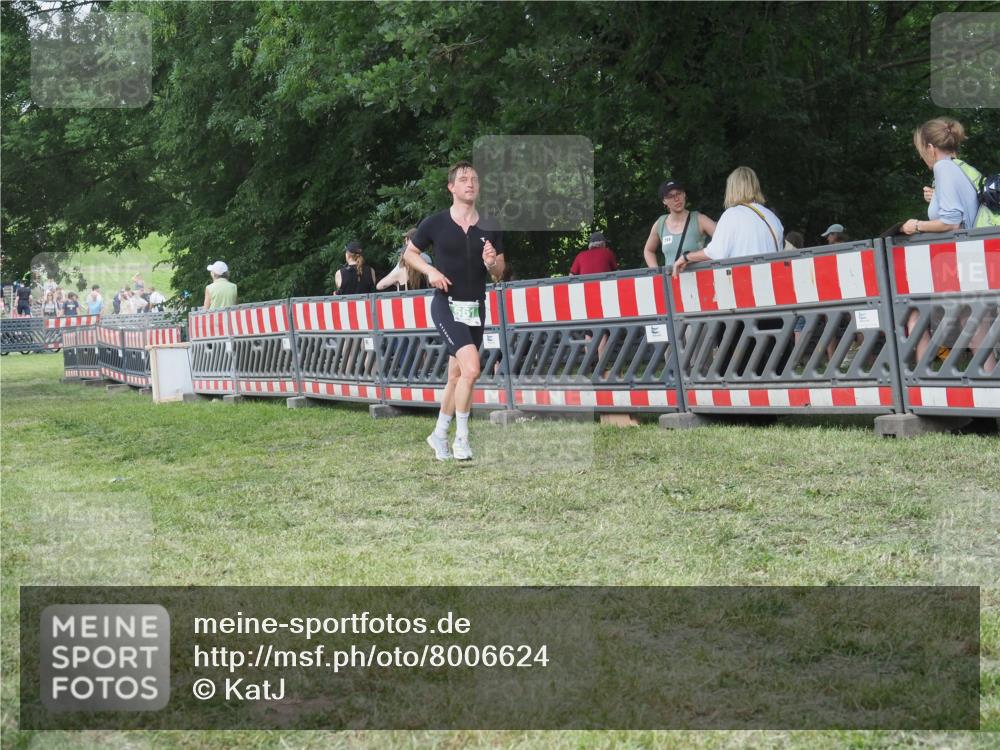 21.06.2025 - 27. Vierlanden-Triathlon KatJ http://msf.ph/oto/8006624 15.06.2025 13:00:03 Ziel 661 meine-sportfotos.de