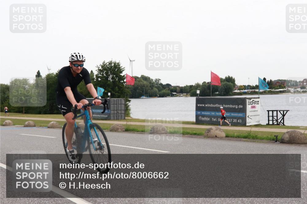 15.06.2025 - 27. Vierlanden-Triathlon H.Heesch http://msf.ph/oto/8006662 15.06.2025 10:39:50 Radfahren 153, 260, 357 meine-sportfotos.de