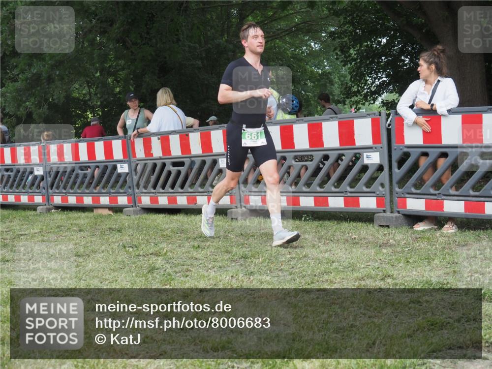 21.06.2025 - 27. Vierlanden-Triathlon KatJ http://msf.ph/oto/8006683 15.06.2025 13:00:04 Ziel 661 meine-sportfotos.de