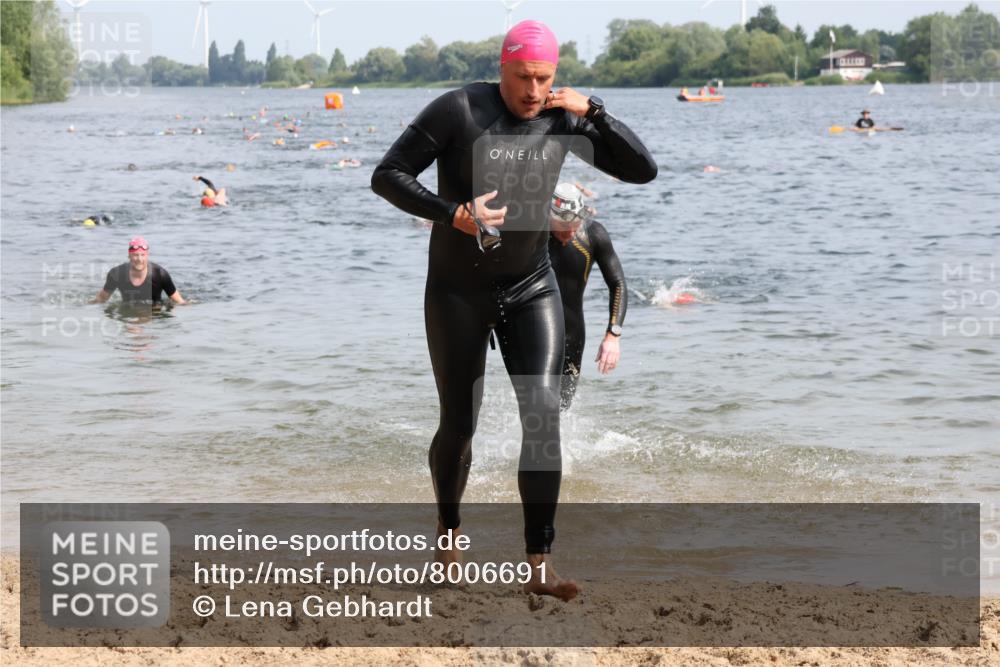 15.06.2025 - 27. Vierlanden-Triathlon Lena Gebhardt http://msf.ph/oto/8006691 15.06.2025 10:04:37 Schwimmen 390, 404, 452 meine-sportfotos.de